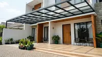 8 Model Kanopi Depan Rumah Tanpa Mengurangi Cahaya ke Teras, Lindungi Hunian dengan Estetik