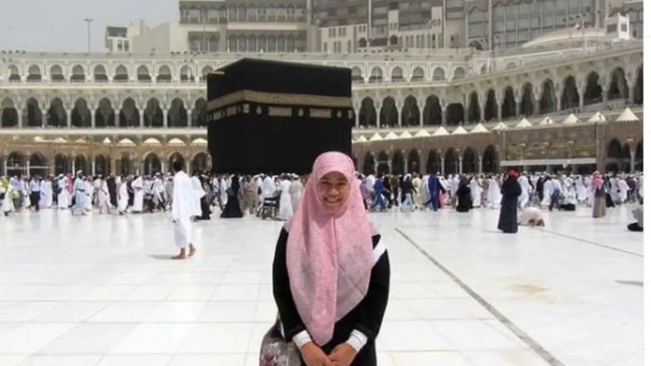 Asma Nadia di Kakbah, Mekah, Arab Saudi