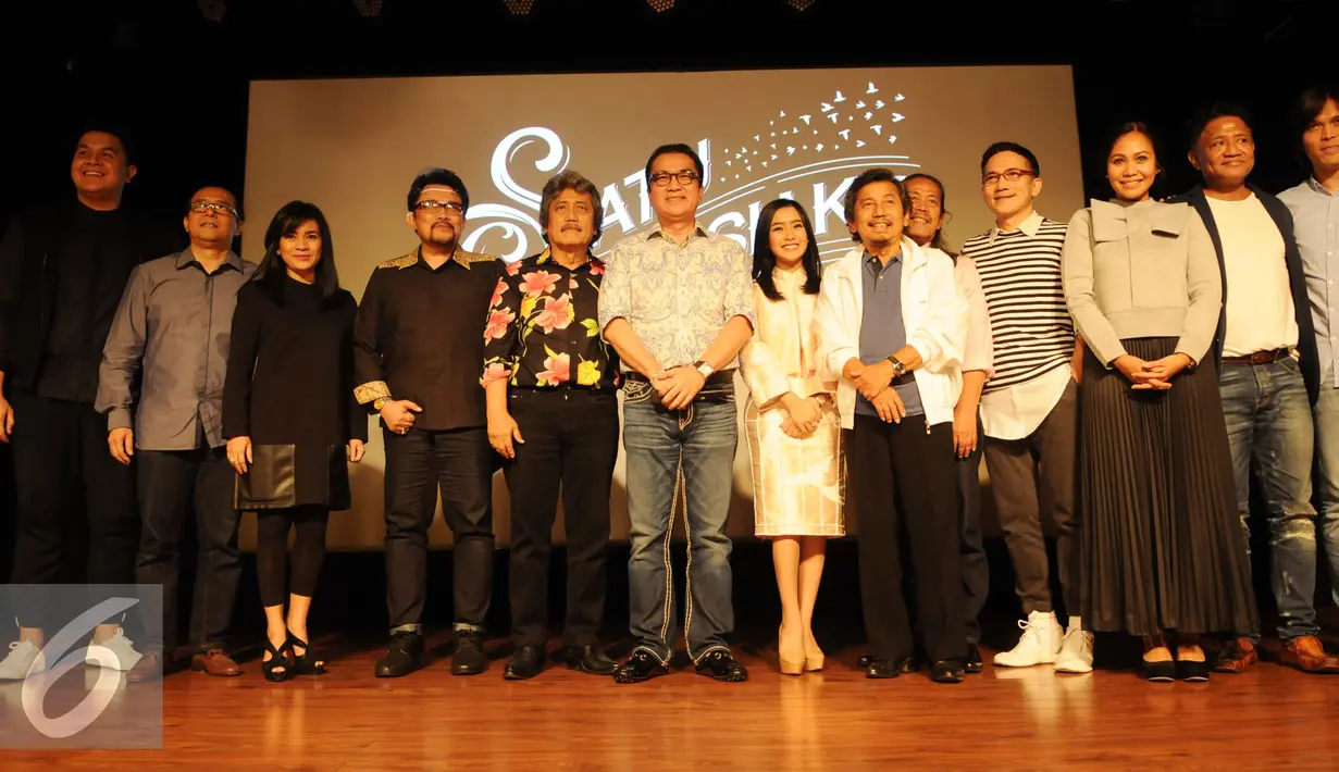 Tantowi Yahya bersama sejumlah artis berpose saat peluncuran CD kolaborasi Artis Indonesia di Gedung Jakarta Theater, Jakarta, Selasa (20/12). CD kolaborasi tersebut sebagai wujud untuk merawat kebhinekaan Indonesia.(Liputan6.com/Gempur M Surya)