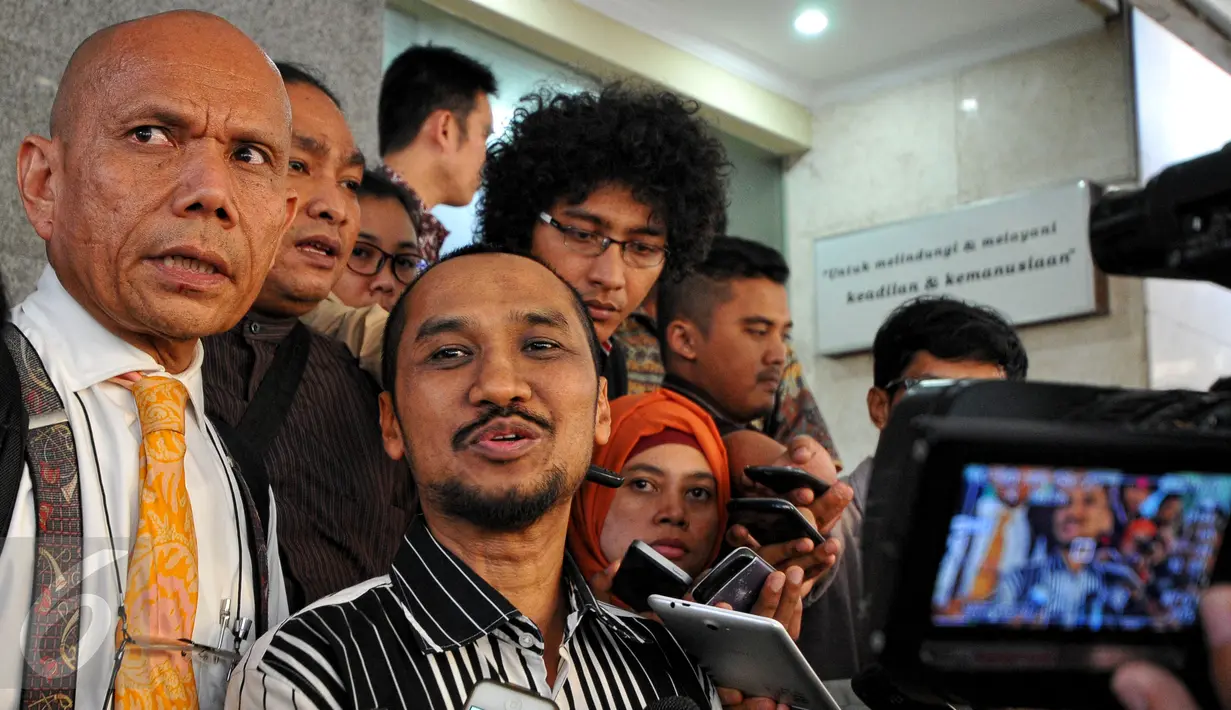 Abraham Samad memberikan keterangan pers usai menjalani pemeriksaan di Bareskrim Mabes Polri, Jakarta, Rabu (24/6/2015). Samad diperiksa selama 6 jam terkait dugaan penyalahgunaan wewenang selama menjabat sebagai ketua KPK. (Liputan6.com/Yoppy Renato)