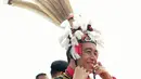 <p>Berkunjung ke Kabupaten Malinau, Kalimantan Utara, Jokowi mengenakan pakaian adat Dayak Kenyah berupa rompi hitam berhiaskan rangkaian manik-manik dan topi di Bandara Robert Atty Besing tahun 2019. (Instagram/Jokowi).</p>