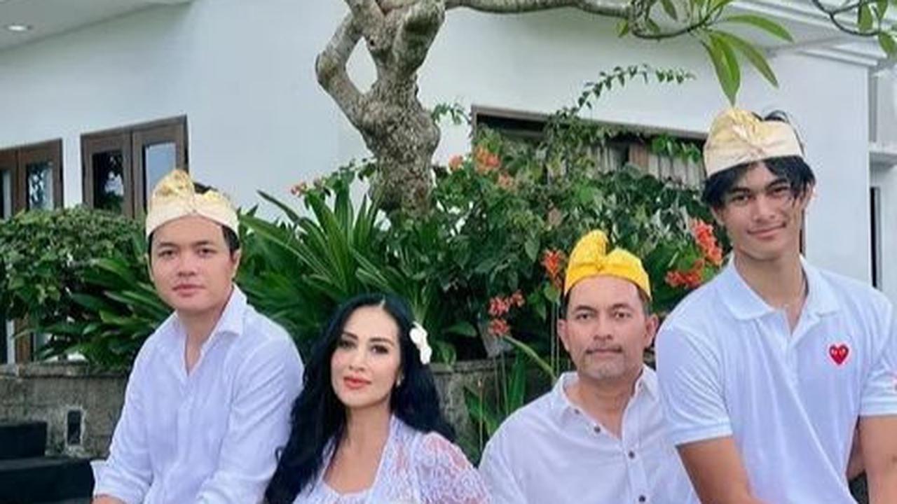 Tidak hanya bersama Marco, Diah Permatasari juga sering tampil kompak bersama kedua anaknya.