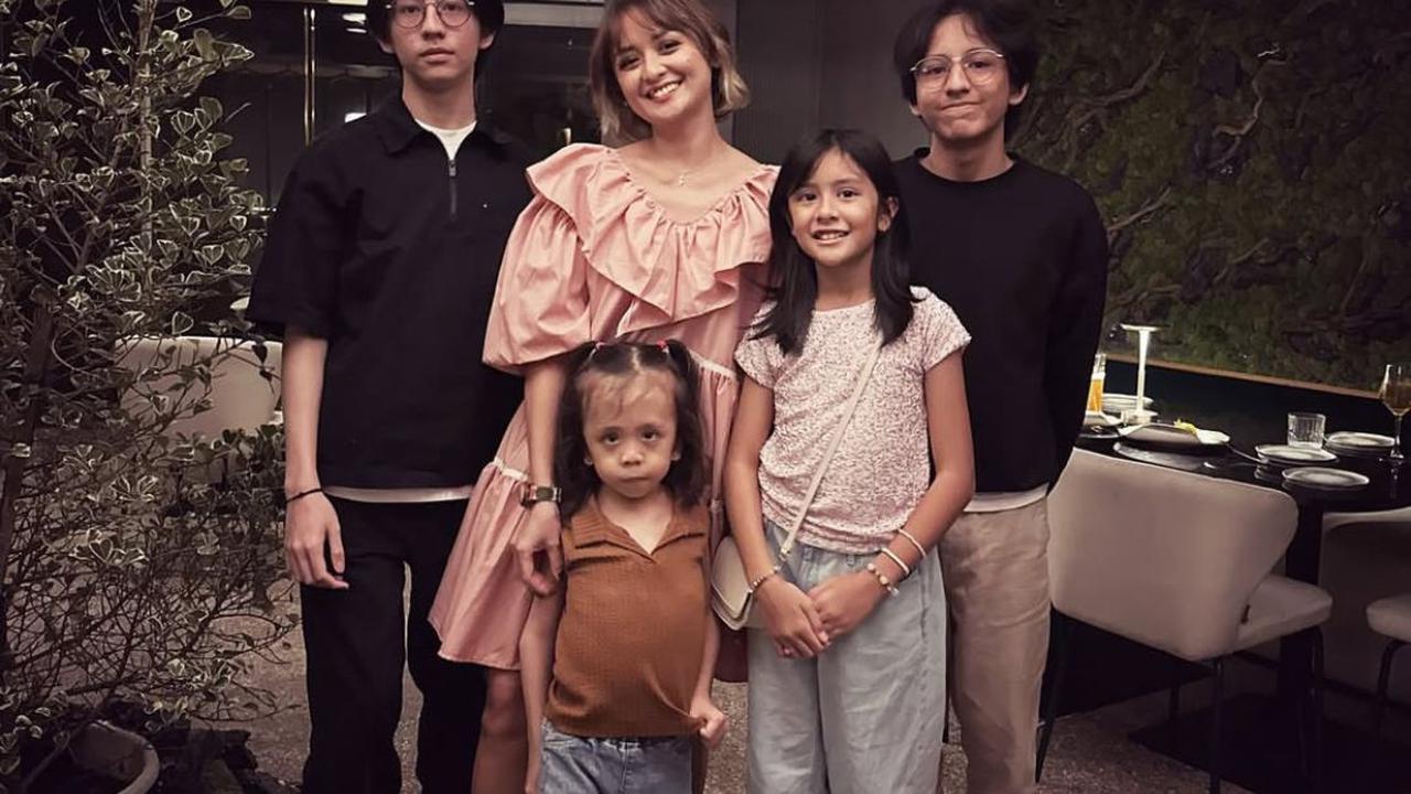 Lama Tak Muncul, Joanna Alexandra Tetap Cantik dan Elegan Saat Urus 4 Anak Sendiri