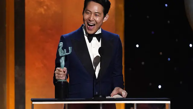 Ekspresi Bintang Squid Game Lee Jung Jae saat menang di SAG 2022. (AP Photo/Chris Pizzello)
