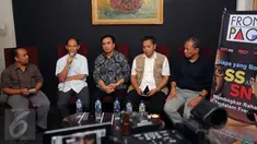 Pengamat ekonomi politik, Ichsanuddin Noorsy (kedua kiri) berbicara pada diskusi Membongkar Rahasia Terdalam Freeport di Jakarta, Minggu (22/11/2015). Diskusi menghadirkan sejumlah tokoh politik dan ekonomi. (Liputan6.com/Helmi Fithriansyah)