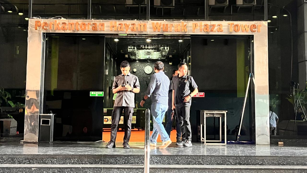 Dijaga Ketat Brimob, ini Penampakan Terbaru Penggerebekan Judi Online Internasional di Hayam Wuruk Jakbar