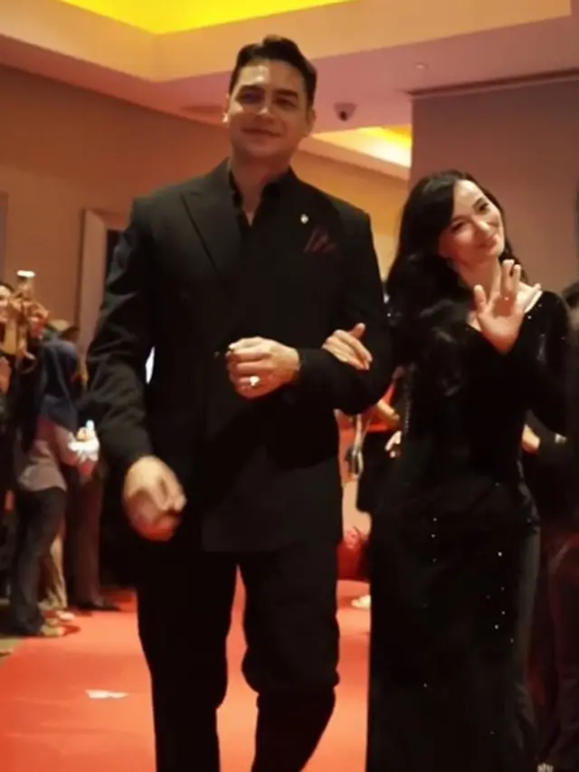 6 Potret Jonas Rivanno dan Asmirandah di Gala Premiere Film Gereja Setan