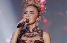 Potret Cantik Awet Muda Yuni Shara Pakai Gaun Malam di Atas Panggung, Tampil Mewah dan Elegan banget