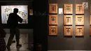 Pengunjung mengamati karya yang dipajang dalam pameran bertajuk Jakarta Open Studio di Taman Ismail Marzuki, Jakarta, Senin (17/7). Pameran tersebut merupakan pameran yang digagas oleh tujuh perupa. (Liputan6.com/Immanuel Antonius)