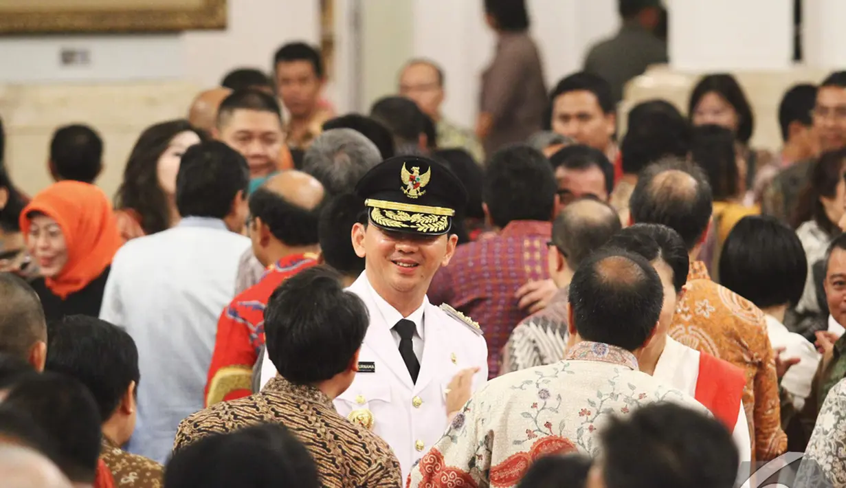 Para tamu yang hadir memberikan ucapan selamat kepada Basuki Tjahaja Purnama usai acara pelantikan Gubernur di Istana Negara, Rabu (19/11/2014). (Liputan6.com/Faizal Fanani)