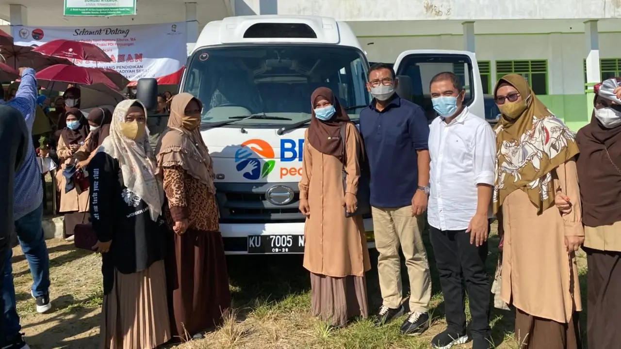 BRI memberikan bantuan sarana penunjang Mobil Sekolah di Madrasah Tsanawiyah As'adiyah, yang terletak di Pulau Sebatik, Nunukan, Kalimantan Utara. (Dok BRI)