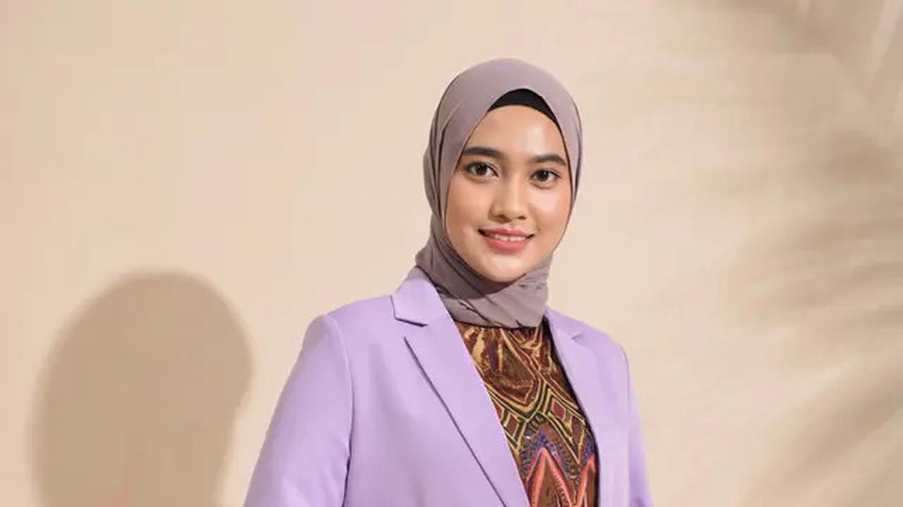8 Tren Gamis Batik Modern dengan Detail Blazer Warna Lilac Soft, Sedang Digandrungi Muslimah Muda