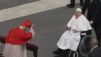 Paus Fransiskus di Lapangan Santo Petrus, Vatikan, pada Minggu (13/4/2025). (Dok.&nbsp; Alessandra Tarantino/AP)