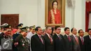 Sejumlah Pejabat Negara hadir dalam pelantikan Kepala Lemsaneg di Istana Negara, Jakarta, Jumat (8/1/2016). Jabatan Djoko Setiadi diperpanjang oleh Presiden Jokowi setelah sebelumnya menduduki posisi yang sama sejak 2011. (Liputan6.com/Faizal Fanani)