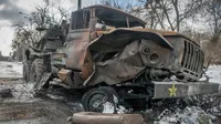 Sebuah kendaraan militer yang rusak terparkir di Kharkiv, Ukraina, Rabu, 16 Maret 2022. Invasi Rusia ke Ukraina memasuki hari ke-21. Berbagai upaya negosiasi menuju kompromi telah dilakukan demi menuju perdamaian di antara kedua belah pihak.  (AP Photo/Andrew Marienko)