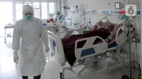 Paramedis saat merawat pasien COVID-19 di Ruang ICU RSUD Kota Bogor, Jawa Barat, Jumat (18/6/2021). Kepedulian paramedis terhadap pasien tetap mereka lakukan walau jumlah pasien COVID-19 terus bertambah. (merdeka.com/Arie Basuki)