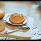 Resep Puding Biskuit Karamel untuk Teman Berbuka Puasa. (dok. screenshot vidio.com/kokiku.tv)