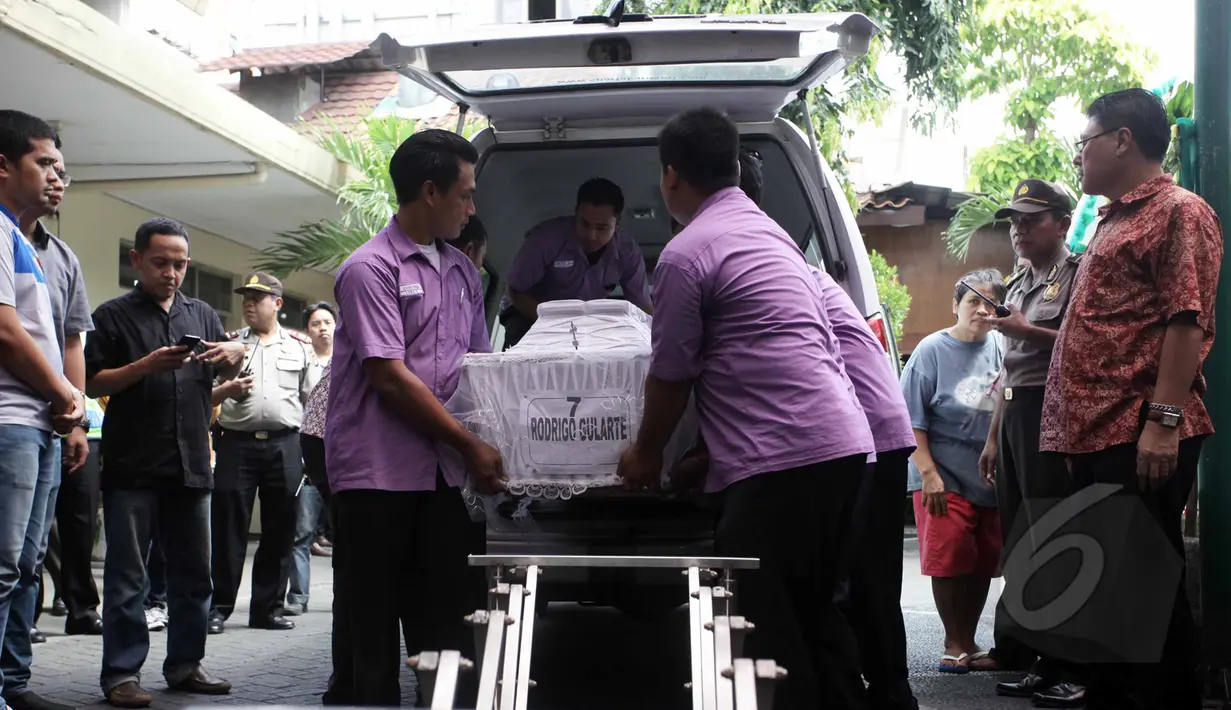 Petugas menurunkan peti jenazah Rodrigo Gularte saat tiba di Rumah Duka RS Carolus, Jakarta, Rabu, (29/4/2015). Jenazah tiba sekitar pukul 12.50 WIB. (Liputan6.com/Helmi Afandi)