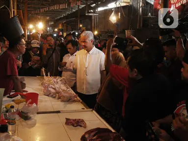 Bakal Calon Presiden PDI Perjuangan Ganjar Pranowo berbincang dengan pedagang saat mengunjungi Pasar Warakas, Tanjung Priok, Jakarta Sabtu (24/6/2023). (merdeka.com/imam buhori)