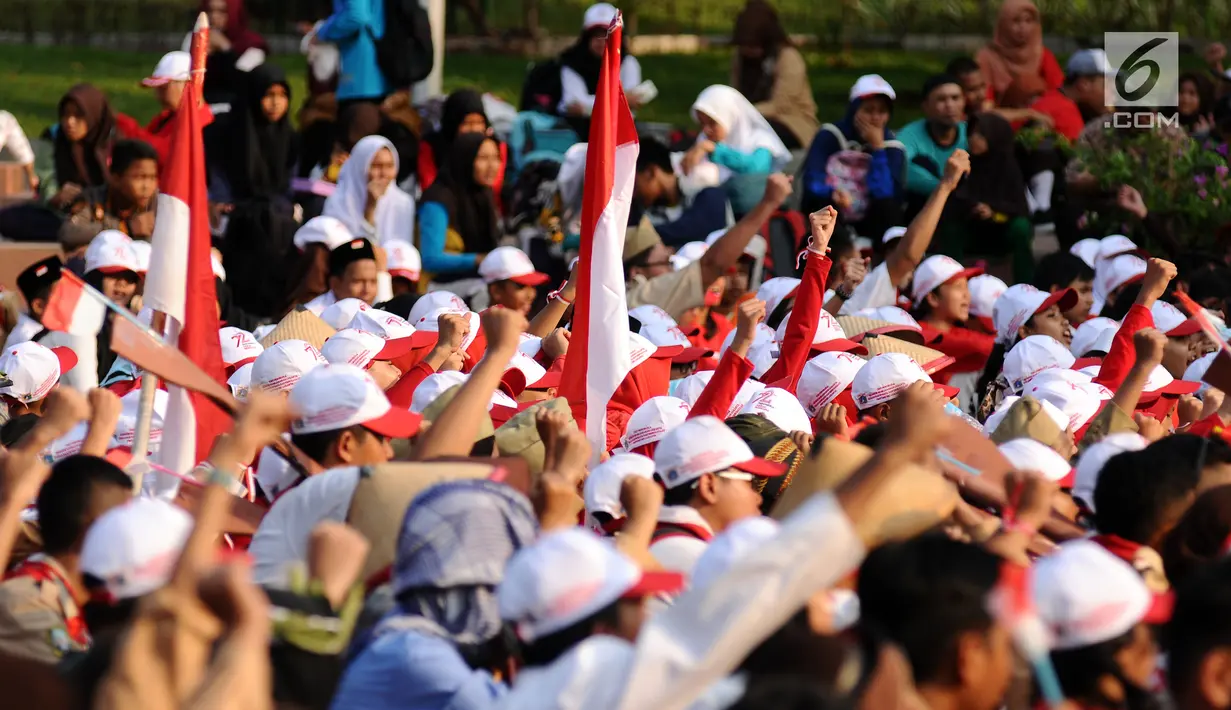 Ratusan pelajar dari berbagai daerah berkumpul di depan tugu Proklamator, Jakarta, Rabu (16/8). Jelang perayaan HUT RI ke-72, ratusan pelajar melakukan napak tilas perjuangan kemerdekaan. (Liputan6.com/Helmi Fithriansyah) 