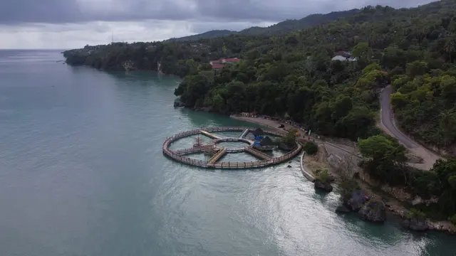 Jembatan Lapoili di Buton Selatan, menawarkan wisata laut yang menyerupai maldives.