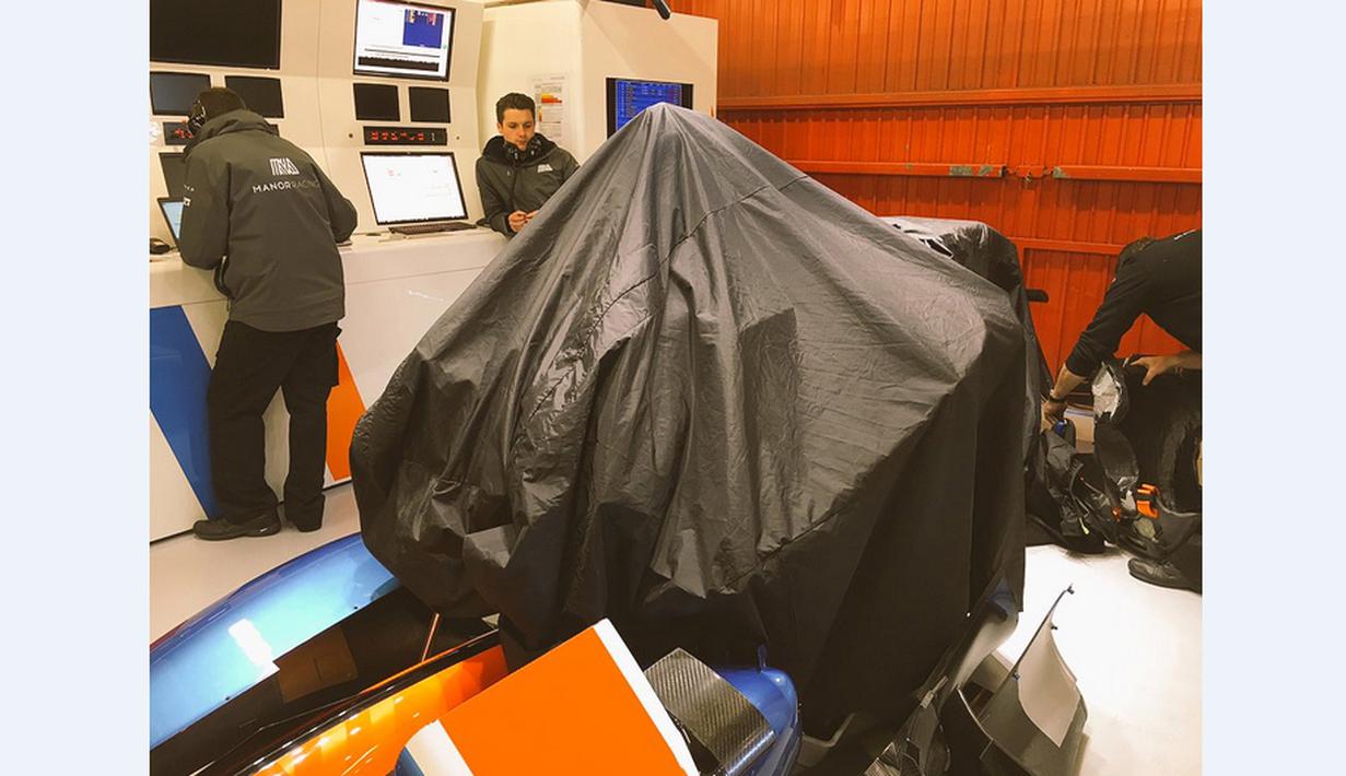 Mobil MRT05 sasis kedua yang akan dikendarai Rio Haryanto pada tes pramusim kedua F1 2016 di Sirkuit Catalunya, Barcelona, Spanyol, Selasa (1/3/2016). (Bola.com/Instagram/Manorracing)