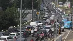 Sejumah kendaraan terjebak kemacetan menuju kawasan Puncak di Tanjakan Selarong, Bogor, Jawa Barat, Kamis (6/6/2019). Memasuki lebaran hari kedua, beberapa titik di kawasan Puncak mengalami kemacetan akibat tingginya tingkat kunjungan wisatawan domestik. (merdeka.com/Arie Basuki)