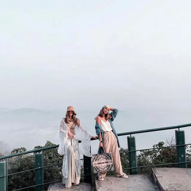 6 Gaya Nia Ramadhani Liburan ke Borobudur Bareng Kakak Ipar, Stylish dengan Outfit Casual