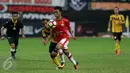 Pemain Persija Jakarta berusaha melewati pemain Barito Putera saat pertadingan Liga 1 di Stadion Patriot, Bekasi (22/4). Pertandingan tersebut berakhir dengan skor 1-1. (Liputan6.com/Gempur M. Surya)