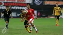 Pemain Persija Jakarta berusaha melewati pemain Barito Putera saat pertadingan Liga 1 di Stadion Patriot, Bekasi (22/4). Pertandingan tersebut berakhir dengan skor 1-1. (Liputan6.com/Gempur M. Surya)