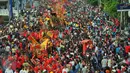 Peserta membawa patung dewa pada karnaval perayaan Cap Go Meh di Glodok, Jakarta, Minggu (21/2). Perayaan yang merupakan rangkaian terakhir masa perayaan Imlek itu diikuti 1477 peserta dengan menampilkan berbagai kesenian. (Liputan6.com/Faisal R Syam)