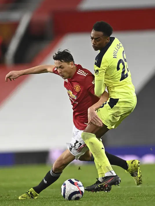 Gelandang Manchester United, Nemanja Matic bersaing dengan gelandang Newcastle United, Joe Willock pada pekan ke-25 Liga Inggris 2020/2021  di Old Trafford, Senin (22/2/2021) dini hari WIB. Manchester United sukses membungkam Newcastle dengan skor 3-1. (Stu Forster/Pool via AP)