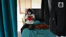 Akivitas seorang pasien covid-19 di dalam Rumah Lawan Covid (RLC) Tangerang Selatan, Kamis (3/2/20222). Hingga hari ini RLC merawat 238 paisen covid-19 atau mengalami lonjakan lebih dari 100% dibandingkan minggu lalu yang hanya merawat puluhan pasien covid-19. (merdeka.com/Arie Basuki)