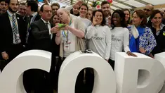 Presiden Perancis Francois Hollande (kedua kiri) berpose dengan para peserta Konferensi Perubahan Iklim Dunia 2015 ( COP21 ) di Le Bourget, Perancis, Selasa (1/12). (REUTERS/Philippe Wojazer)