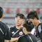 Pelatih Persija Shin Tae-yong saat berbincang dengan jajaran pelatih usai dikalahkan Persib Bandung di semifinal Piala presiden 2026 di Stadion Kapten I Wayan Dipta pada Selasa (4/8/026). (Bola.com/Alit Binawan)