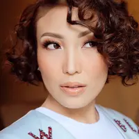 Ibu dari 2 anak ini tampak enjoy dengan daily wear warna-warni yang vibrant. (Sumber foto: mrsayudewi/instagram)