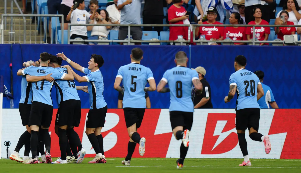 Selebrasi para pemain Timnas Uruguay merayakan gol pertama ke gawang Timnas Kanada yang dicetak Rodrigo Bentancur pada laga perebutan tempat ketiga Copa America 2024 di Bank of America Stadium, Charlotte, Amerika Serikat, Minggu (14/7/2024) pagi WIB. (AP Photo/Jacob Kupferman)