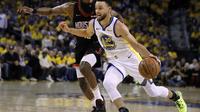 Stephen Curry berduel dengan James Harden (AP)