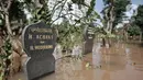 Kondisi makam saat terendam banjir di Pulo Nangka, Jakarta, Minggu (23/2/2020). Ismail mengaku banjir tersebut merupakan yang ketiga kalinya terjadi sejak awal tahun 2020 yang diperparah setelah adanya apartemen karena saluran air tertutup beton pembangunan. (merdeka.com/Iqbal S. Nugroho)