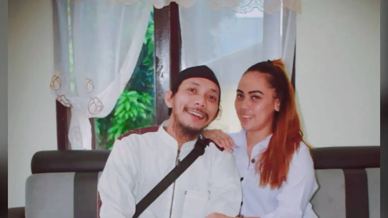 7 Potret Kebersamaan Norman Kamaru dan Istri Tampil dalam Busana Muslim