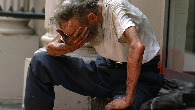 Dagangannya Diborong, Kakek Ini Menangis Sampai Sujud Syukur saat Terima Rp5 Juta