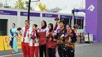 Sri Sugiyanti bersama Ni'mal Magfiroh saat meraih medali emas nomor Women’s B Time Trial. (Dokumentasi Kontingen Indonesia)