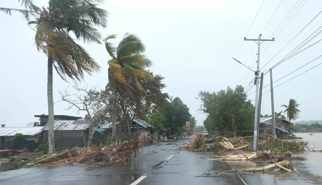 Badai Tropis Trami menerjang daratan di wilayah timur laut pulau utama Luzon, Filipina, pada Kamis (24/10/2024) pagi, memaksa sekolah dan kantor pemerintah tutup sementara. (AP Photo/John Michael Magdasoc)