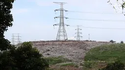 Penampakan gunung sampah di Tempat Pembuangan Akhir (TPA) Cipayung, Depok, Jawa Barat, Jumat (28/12). Kondisi TPA tersebut melebihi kapasitas. (Liputan6.com/Immanuel Antonius)