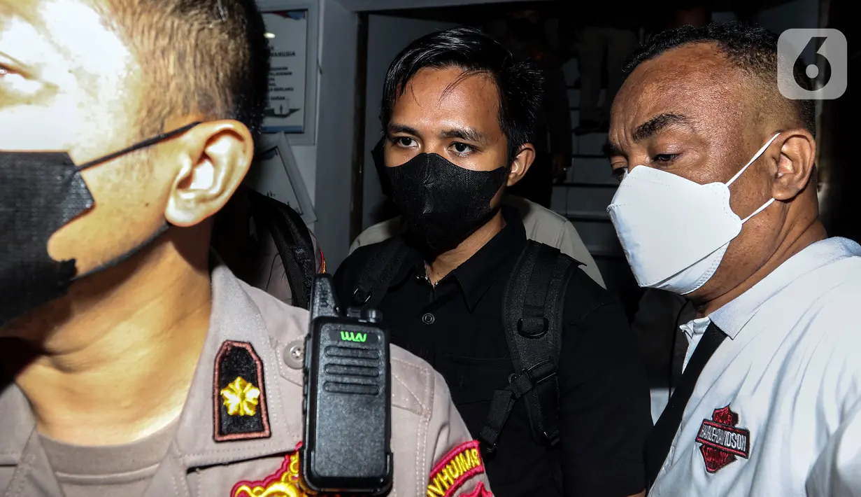 Ajudan Irjen Pol Ferdy Sambo, Bhayangkara Dua Richard Eliezer Pudihang Lumiu atau Bharada E (baju hitam) berjalan keluar usai pemeriksaan di Kantor Komnas HAM, Jakarta, Selasa (26/7/2022). Adapun Komnas HAM sebelumnya memanggil sekitar tujuh ajudan Ferdy Sambo, termasuk Bharada E terkait tewasnya Brigadir J alias Nofriansyah Yosua Hutabarat. (Liputan6.com/Johan Tallo)