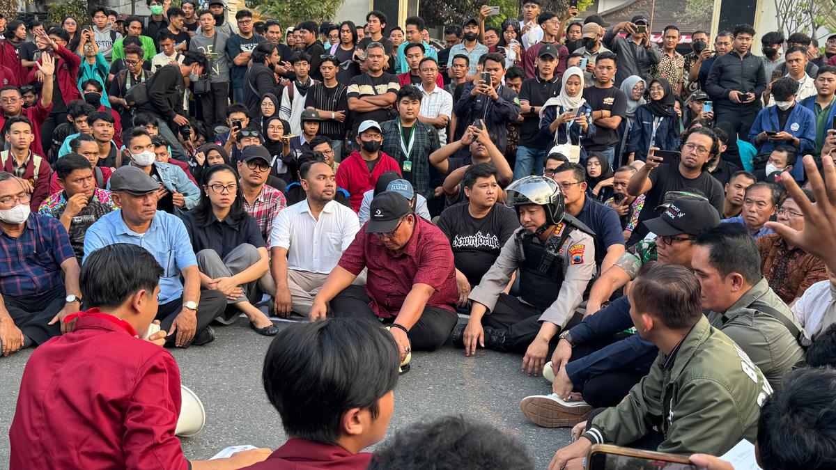 Demo Mahasiswa Solo Raya: DPRD dan Kapolresta Turun ke Jalan Temui Massa