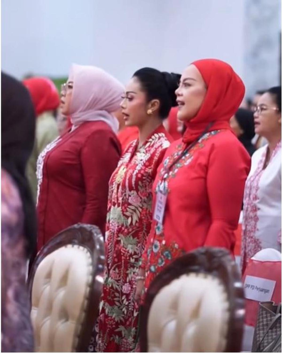 6 Potret Krisdayanti di Acara Hari Ibu Bersama Megawati, Anggun Berkebaya Panjang
