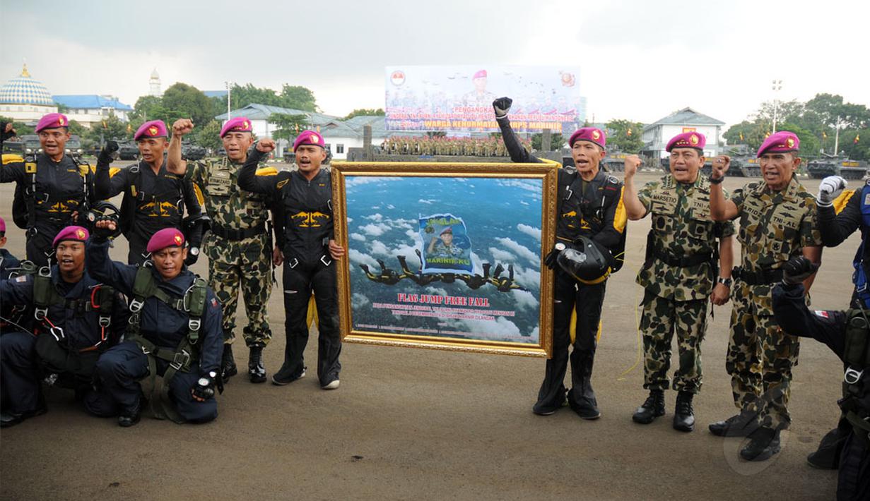 Menteri Pertahanan Jenderal TNI Purnawirawan Ryamizard Ryacudu (berdiri - ketiga dari kiri) mendapat cenderamata usai penyematan brevet dan baret kehormatan di Lapangan Apel Kesatrian Marinir, Cilandak, Jakarta (9/12). (Liputan6.com/Helmi Fithriansyah)