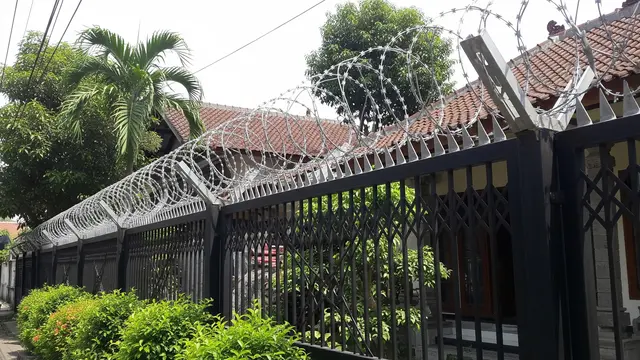 Pagar dengan Kawat Berduri atau Wall Spike