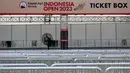 <p>Tiket Box di Istora Senayan menjelang Indonesia Open 2023 pada Senin (12/06/2023). Ketua Panpel Armand Darmadji mengungkapkan bahwa tahun ini akan menjadi edisi terakhir turnamen BWF Super 1000 tersebut di Istora Senayan sebelum dipindahkan ke arena yang lebih besar yakni Indoor Multifunction Stadium. (Bola.com/Bagaskara Lazuardi)</p>